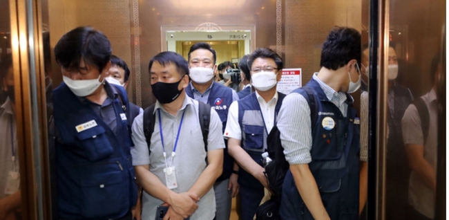 최저임금위원회 한국노총 소속 근로자위원들이 13일 정부세종청사 고용노동부 내 최저임금위원회 전원회의장에서 제9차 전원회의를 마친 뒤 청사를 떠나고 있다 (사진=뉴시스 제공)