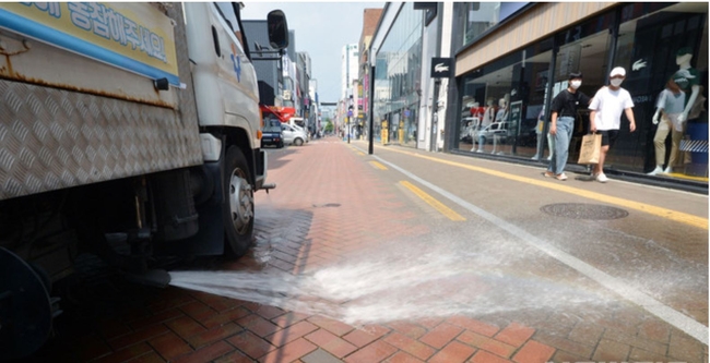 대구 낮 최고 기온이 33도까지 오르며 폭염경보가 발효된 지난해 8월 24일 오후 대구 중구 동성로에서 중구청 관계자들이 살수차를 이용해 뜨거워진 도로에 물을 뿌리며 열기를 식히고 있다 (사진=뉴시스 제공)