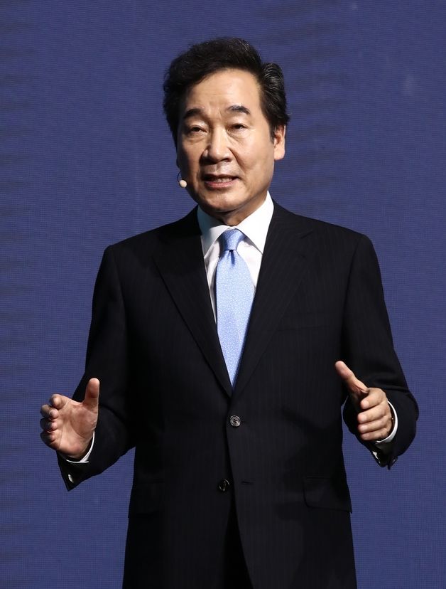 더불어민주당 제20대 대통령선거 예비후보자인 이낙연 전 대표가 지난 7일 경기 파주의 한 스튜디오에서 열린 대선 후보 정책 언팩쇼에서 발표를 하고 있다 (사진=뉴시스 제공)