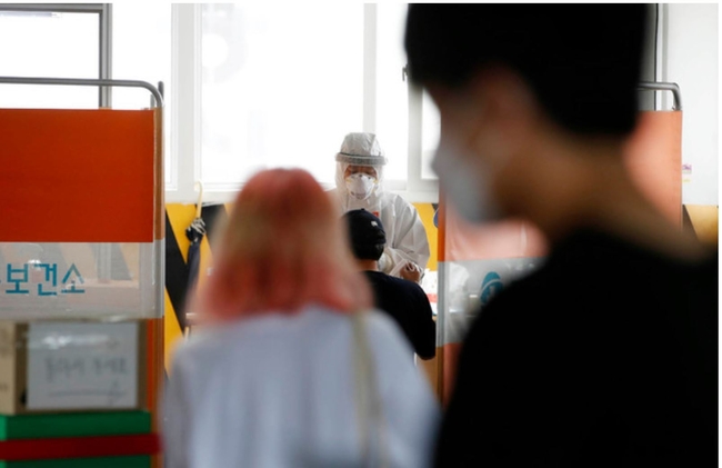 지난 12일 오전 광주 북구 용봉동 선별진료소에 코로나19 검사를 받으려는 시민들이 줄을 서고 있다. 수도권을 중심으로 4차 감염 유행이 번지면서 각 선별진료소에도 긴 줄이 늘어섰다 (사진=뉴시스 제공)