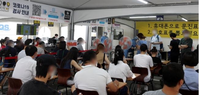 코로나 확진자수가 연일 1000명대를 넘어서고 있는 13일 오전 서울 강남구보건소 선별진료소에는 많은 시민들이 코로나19 검사를 받기 위해 대기하고 있다 (사진=뉴시스 제공)
