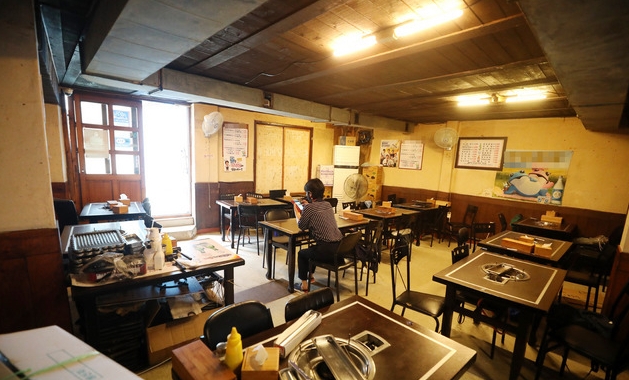 수도권 거리두기 조치 발표를 이틀 앞둔 지난 5일 오후 서울 서대문구 신촌거리의 한 음식점에서 업주가 손님을 기다리고 있다 .(사진/뉴시스)