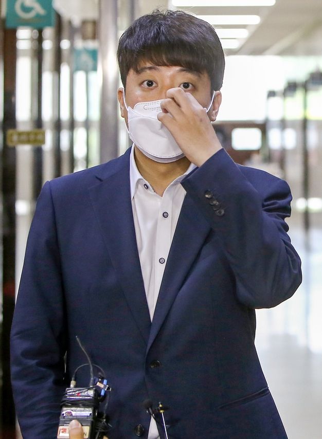 이준석 국민의힘 대표가 지난 13일 서울 여의도 국회에서 현안 관련 질의에 답변하고 있다. (공동취재사진)