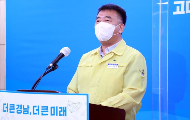 권양근 경남도 복지보건국장, 코로나19 현황 브리핑 (사진=뉴시스 제공)