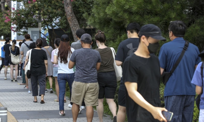 0시 기준 국내 코로나19 신규 확진자가 1615명으로 8일째 1000명대 이상을 기록하고 있는 14일 오전 서울 용산구청 코로나19 선별진료소를 찾은 시민들이 검사를 받기 위해 줄 서 있다 (사진=뉴시스 제공)