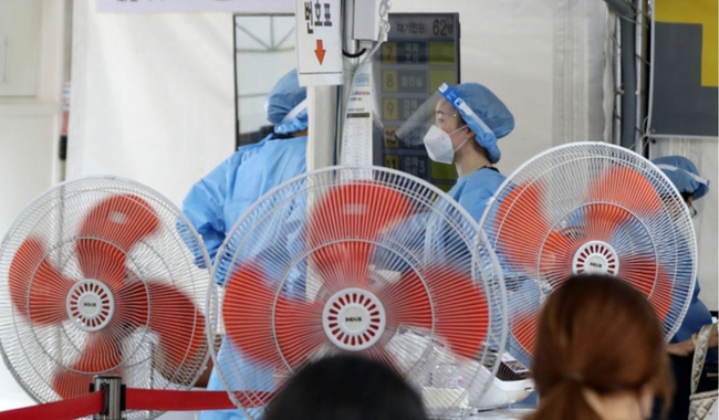 무더위가 지속된 지난 13일 오전 서울 강남구보건소 선별진료소에는 대형선풍기가 설치돼 있다 (사진=뉴시스 제공)