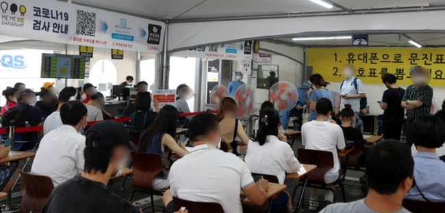 코로나 확진자수가 연일 1000명대를 넘어서고 있는 지난 13일 오전 서울 강남구보건소 선별진료소에는 많은 시민들이 코로나19 검사를 받기 위해 대기하고 있다 (사진=뉴시스 제공)