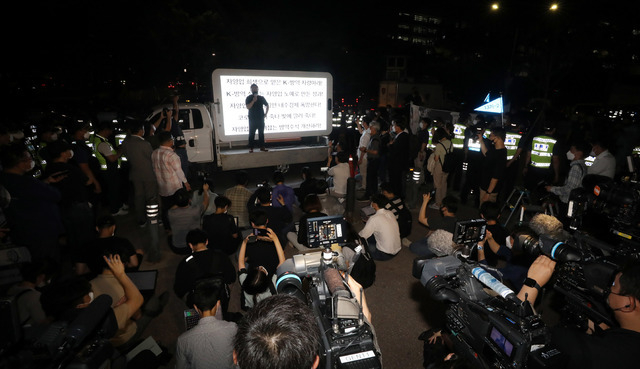 코로나19 대응 전국자영업자비상대책위원회가 지난 14일 오후 서울 여의도공원에서 수도권 거리두기 4단계 조치에 항의하는 기자회견을 하고 있다 (사진/뉴시스)