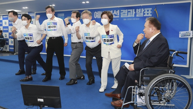 지난 11일 서울 여의도 더불어민주당 중앙당사에서 열린 제20대 대통령선거 예비후보자 선출을 위한 예비경선 결과 발표에서 본경선에 진출한 김두관(왼쪽부터), 박용진, 이낙연, 정세균, 이재명, 추미애 후보가 기념촬영을 하고 있다 (사진/뉴시스)