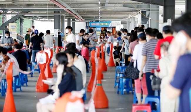 지난 12일 오전 광주 북구 용봉동 선별진료소에 코로나19 검사를 받으려는 시민 발길이 잇따르고 있다. 수도권을 중심으로 4차 감염 유행이 번지면서 각 선별진료소에도 긴 줄이 늘어섰다 (사지=뉴시스 제공)