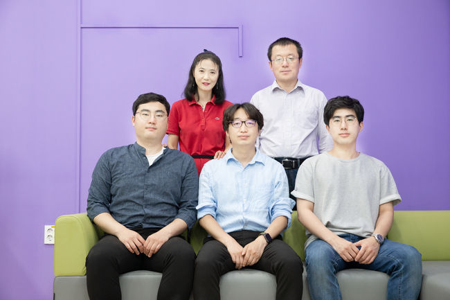 (우측상단부터 시계방향) 장지현 교수, 펑딩 교수, 곽명준 연구원, 윤종철 연구원, 강경남 연구원