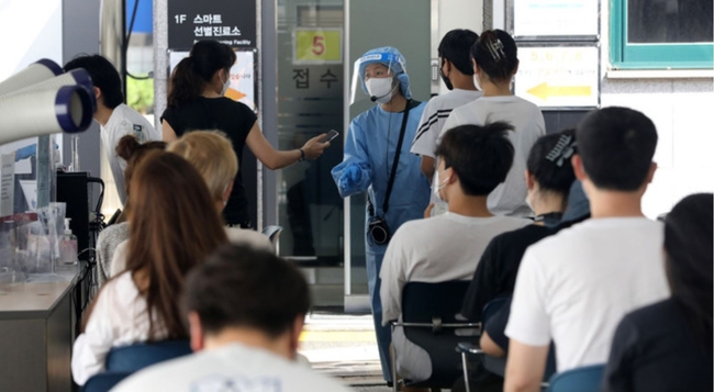 코로나19 신규 확진자가 1600명으로 집계된 15일 오전 서울 강남구보건소에 설치된 선별진료소에서 의료진들이 분주히 움직이고 있다 (사진=뉴시스 제공)