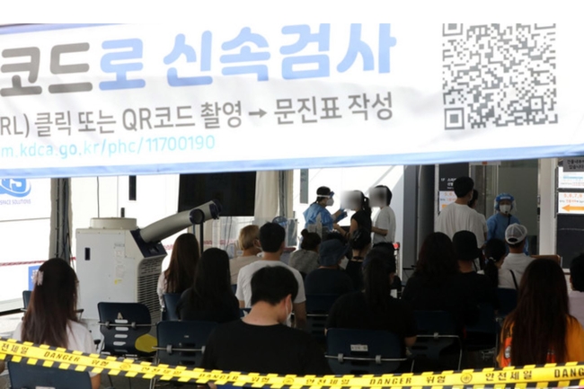 코로나19 신규 확진자가 1,600명으로 집계된 15일 오전 서울 강남구보건소에 설치된 선별진료소에서 시민들이 검사를 받기 위해 대기하고 있다 (사진=뉴시스 제공)