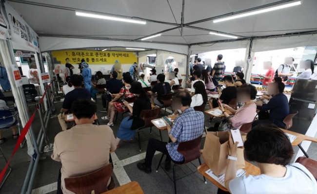 코로나19 신규 확진자가 1600명으로 집계된 15일 오전 서울 강남구보건소에 설치된 선별진료소에서 시민들이 검사를 받기 위해 대기하고 있다 (사진=뉴시스 제공)