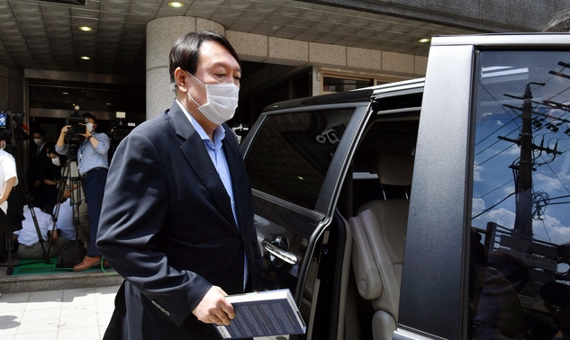 윤석열 전 검찰총장이 지난 15일 서울 종로구 반기문재단을 찾아 반 전 UN 사무총장을 예방한 후 이동하고 있다 (사진/뉴시스)