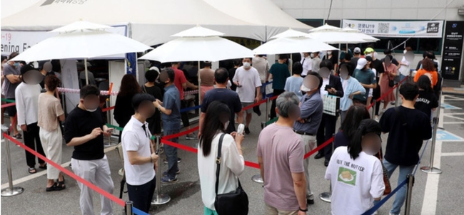 코로나 확진자수가 연일 1000명대를 넘어서고 있는 지난 13일 오전 서울 강남구보건소 선별진료소에는 시민들이 코로나19 검사를 받기 위해 길게 줄지어 서 있다 (사진=뉴시스 제공)