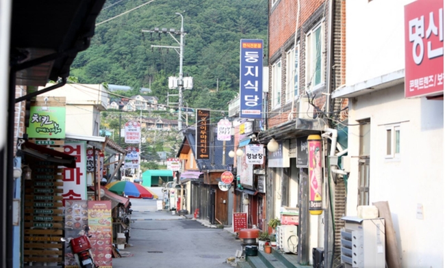 軍 거리두기 4단계 첫날인 지난 12일 오후 육군 제27보병사단(이기자부대) 주둔지역인 강원도 화천군 사내면 사창리 시가지가 군인들의 외출·외박·면회 통제로 인해 텅 빈 모습이다. 7월12일부터 25일까지 군 내 거리두기 4단계가 적용돼 장병들의 외출·외박·면회가 통제된다. 간부들도 외출·이동이 통제되고 사적모임을 할 수 없다 (사진=뉴시스 제공)