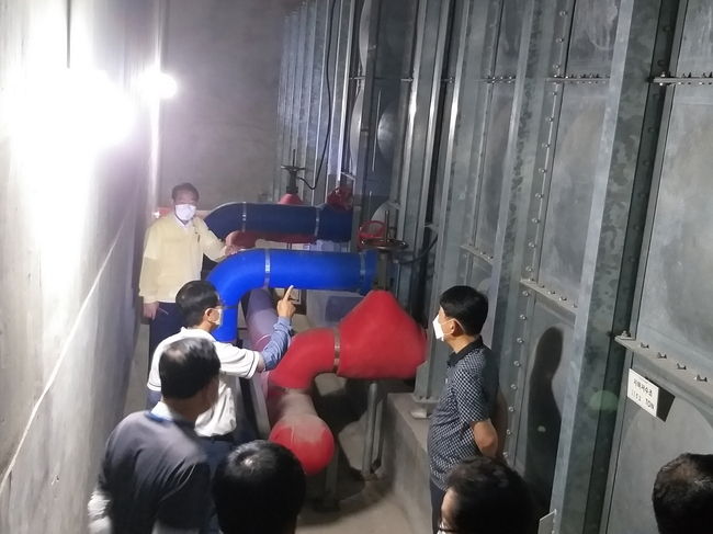 포항시가 일부 대규모 아파트 저수조를 직접 점검하고 있다.