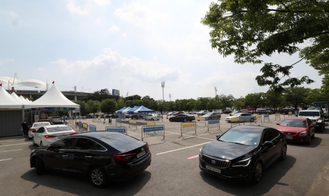 16일 오후 경기 고양시 고양종합운동장 부설주차장에 마련된 코로나19 '안심카 선별진료소(드라이브 스루 방식)'에서 검사를 받기 위해 찾은 시민들의 차량이 진료소로 진입하고 있다 (사진=뉴시스 제공)