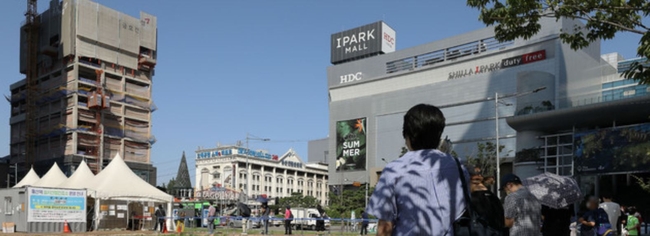 코로나19 신규 확진자가 1,536명으로 집계된 16일 오전 서울 용산구 용산역 전면광장에 설치된 코로나19 임시선별진료소에서 시민들이 검사를 받기 위해 대기하고 있다 (사진=뉴시스 제공)