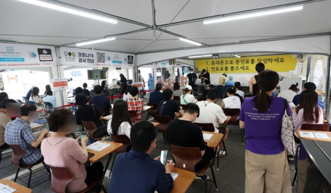 코로나19 신규 확진자가 1,600명으로 집계된 지난 15일 오전 서울 강남구보건소에 설치된 선별진료소에서 시민들이 검사를 받기 위해 대기하고 있다 (사진=뉴시스 제공)