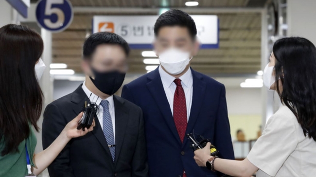 '검·언유착' 의혹으로 재판에 넘겨진 이동재(왼쪽 세번째) 전 채널A 기자가 16일 오후 서울 서초구 서울중앙지법에서 열리는 1심 선고 공판에 출석하고 있다 (사진=뉴시스 제공)