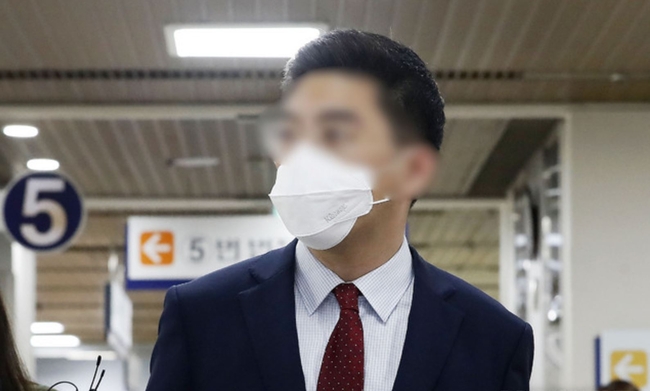 '검·언유착' 의혹으로 재판에 넘겨진 이동재 전 채널A 기자가 16일 오후 서울 서초구 서울중앙지법에서 열리는 1심 선고 공판에 출석하고 있다 (사진=뉴시스 제공)