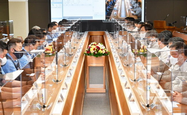 현대자동차 노사가 26일 울산공장 본관 동행룸에서 2021년도 임금 및 단체협약 교섭 상견례를 개최하고 있다. (사진=현대자동차 제공)