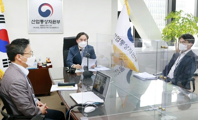 박진규 산업통상자원부 차관이 15일 서울 종로구 정부서울청사에서 EU 탄소국경조정제도 도입에 대한 민관합동 긴급 점검회의를 하고 있다. (사진=산업통상자원부 제공)