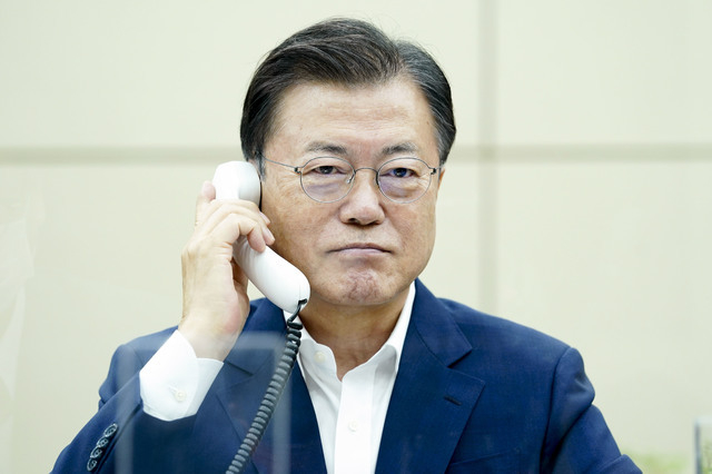 문재인 대통령이 지난 16일 청와대 여민관에서 나프탈리 베넷 이스라엘 총리와 전화 통화하고 있다. (사진=청와대 제공) 