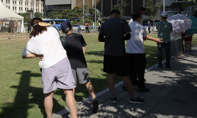 코로나19 신규 확진자가 1,536명으로 집계된 지난 16일 오전 서울 용산구 용산역 전면광장에 설치된 코로나19 임시선별진료소에서 시민들이 검사를 받기 위해 대기하고 있다 (사진=뉴시스 제공)