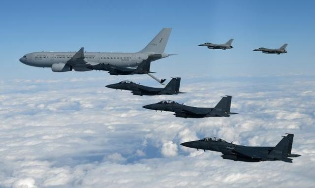 공군5공중기동비행단 KC-330 공중급유기와 공군 전투기 편대가 공중급유훈련을 하고 있다. 2021.05.30. (사진=공군 제공)