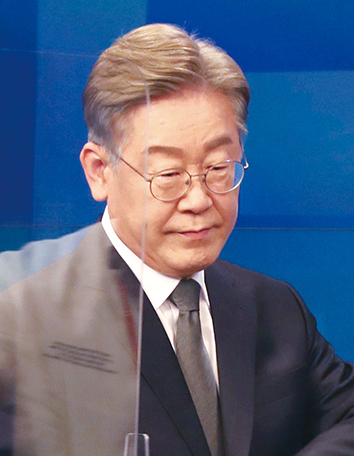 이재명 예비후보가 지난 8일 오후 서울 중구 TV조선 스튜디오에서 열린 TV조선, 채널A 공동 주관 토론회에 참석하고 있다.