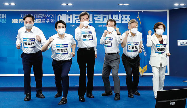 지난 11일 서울 여의도 더불어민주당 중앙당사에서 열린 제20대 대통령선거 예비후보자 선출을 위한 예비경선 결과 발표에서 본경선에 진출한 김두관(왼쪽부터), 박용진, 이낙연, 정세균, 이재명, 추미애 후보가 기념촬영을 하고 있다.