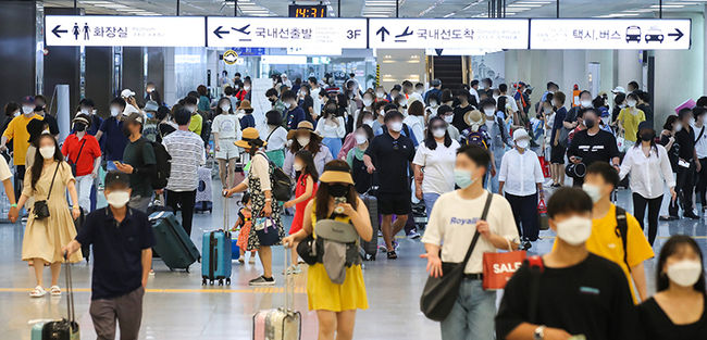 제주국제공항 1층 도착장 분주한 모습