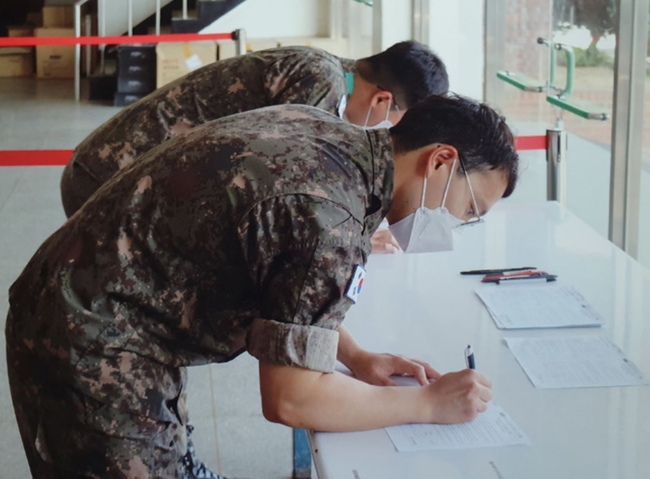  30세 미만 군 장병에 대한 코로나19 접종이 시작된 7일 육군 50사단 장병들이 부대 내 코로나19 백신접종센터에서 건강문진표를 작성하고 있다 (사진=뉴시스 제공)
