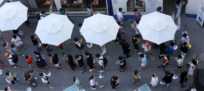코로나19 신규 확진자가 1,600명으로 집계된 지난 15일 오전 서울 강남구보건소에 설치된 선별진료소에서 시민들이 검사를 받기 위해 줄 서 있다 (사진=뉴시스 제공)