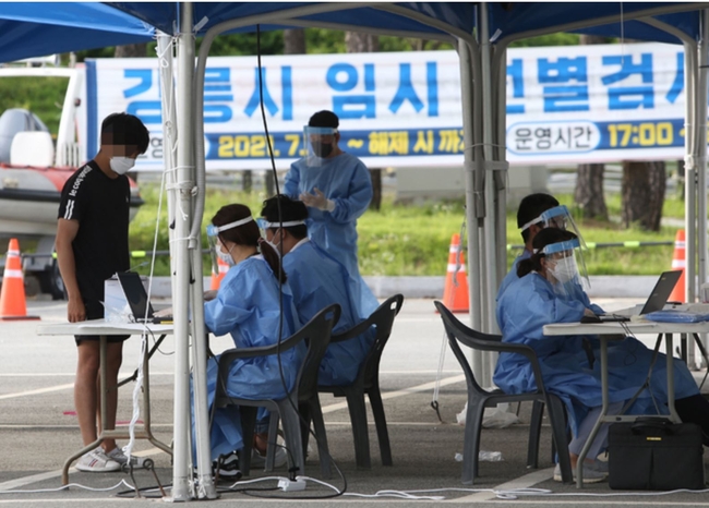 사회적 거리두기 4단계가 시행된 첫날인 19일 오후 한 시민이 강원도 강릉시 유천택지 임시선별진료소를 찾아 코로나19 진단검사를 받기 위한 절차를 밟고 있다 (사진=뉴시스 제공)