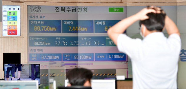 전국 대부분지역에 폭염특보가 내려진 지난 14일 오후 전남 나주시 빛가람동 한국전력 종합상황실에서 직원들이 전국 전력수급현황을 살펴보고 있다 (사진/뉴시스)