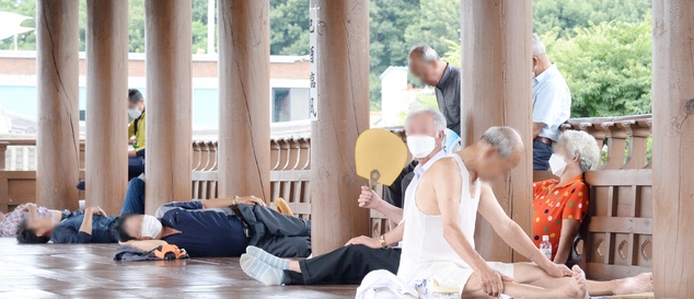 연일 무더위가 기승을 부리고 있는 지난 14일 전북 전주시 전주한옥마을 남천교 청연루에서 시민들이 더위를 피하며 휴식을 취하고 있다 (사진/뉴시스)