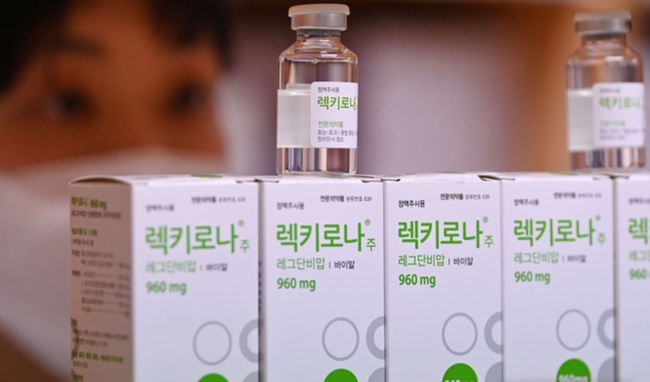 첫 국산 신종 코로나바이러스 감염증(코로나19) 항체치료제인 셀트리온의 '렉키로나주'(성분명 레그단비맙·CT-P59)가 의료현장에 공급된 지난 2월 17일 오후 코로나19 거점전담병원인 경기도 평택시 박애병원에서 의료진이 '렉키로나주'를 살펴보고 있다. 치료제 투여대상자는 코로나19 확진환자로서 증상발생일로부터 7일 이내 산소치료가 필요하지 않은 환자 중에서 60세 이상이거나 기저질환자 또는 폐렴 동반 환자다 (사진=뉴시스 제공)