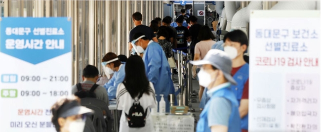 코로나19 신규 확진자가 1,278명으로 집계된 20일 서울 동대문구 보건소에 마련된 선별진료소에서 시민들이 검사를 받기 위해 줄지어 대기하고 있다 (사진=뉴시스 제공)