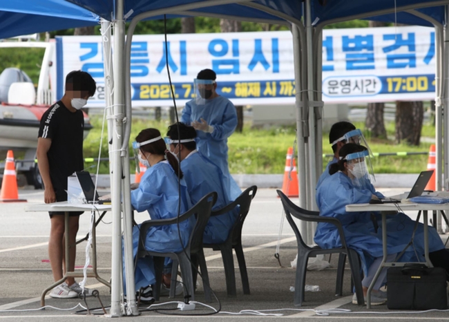 사회적 거리두기 4단계가 시행된 첫날인 지난 19일 오후 한 시민이 강원도 강릉시 유천택지 임시선별진료소를 찾아 코로나19 진단검사를 받기 위한 절차를 밟고 있다 (사진=뉴시스 제공)