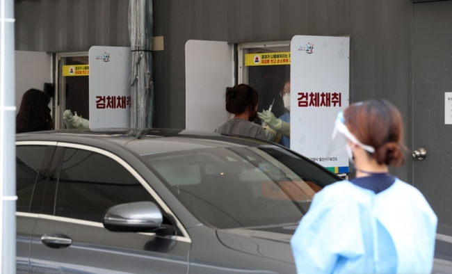 16일 오후 경기 고양시 고양종합운동장 부설주차장에 마련된 코로나19 '안심카 선별진료소(드라이브 스루 방식)'에서 시민들이 검사를 받고 있다 (사진=뉴시스 제공)