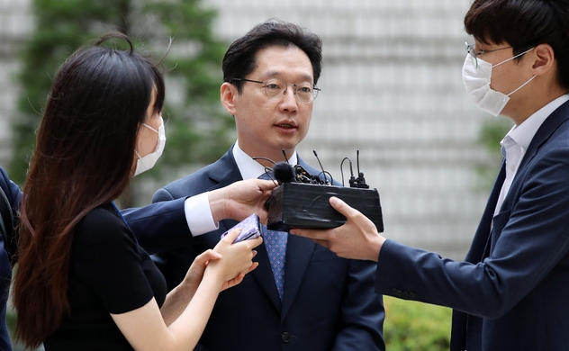 김경수 경남도지사가 지난해 7월20일 오후 서울 서초구 서울고등법원에서 열린 '드루킹 댓글조작' 관련 항소심 19차 공판에 출석하며 취재진 질문에 답변하고 있다 .(사진/뉴시스)