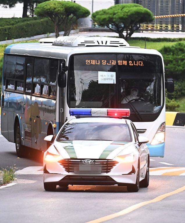 코로나19 집단감염으로 귀국한 청해부대 34진 문무대왕함의 장병들이 지난 20일 오후 경기도 이천시 국방어학원에 마련된 생활치료센터로 들어가고 있다 .(사진/뉴시스)