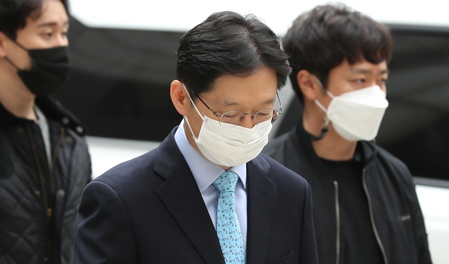 '드루킹 댓글조작'에 공모한 혐의를 받는 김경수 경남도지사가 항소심 선고 공판에 출석하기 위해 6일 서울 서초구 서울고등법원으로 향하고 있다 (.(사진/뉴시스)