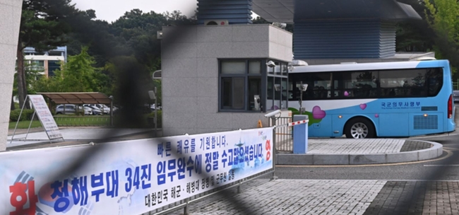 코로나19 집단감염으로 귀국한 청해부대 34진 문무대왕함의 장병들이 20일 오후 경기도 이천시 국방어학원에 마련된 생활치료센터로 들어가고 있다 (사진=뉴시스 제공)