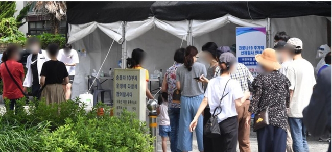 부산지역에 코로나19 확진자 발생이 급증하고 있는 가운데 지난 12일 오전 동래구보건소 선별진료소를 찾은 시민들이 진단검사를 받기 위해 길게 줄을 선 채 자신의 차례를 기다리고 있다 (사진=뉴시스 제공)