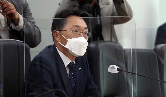  김현준 한국토지주택공사(LH) 사장이 지난 18일 오전 정부세종청사에서 열린 주택공급기관 간담회에서 노형욱 국토교통부 장관의 발언을 경청하고 있다. 노 장관은 간담회에서 정부가 추진중인 주택공급이 차질 없이 추진될 수 있도록 적극 협조해 달라고 요청했다.(사진=뉴시스 제공)